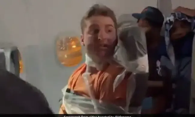 യാത്രക്കിടെ എയർ ഹോസ്റ്റസിനെ കയറിപ്പിടിച്ചയാളെ വിമാനത്തിൽ കെട്ടിയിട്ടു