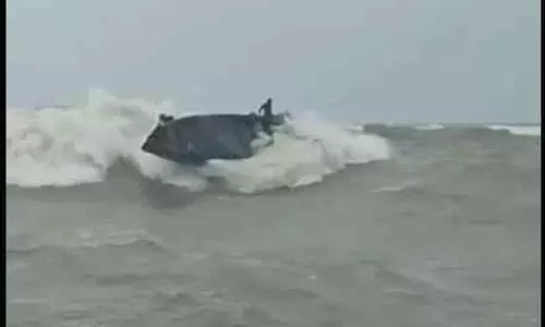 ശക്തമായ തിരയിൽ പൊന്നാനി അഴിമുഖത്ത് ഫൈബർ വള്ളം മറിഞ്ഞു