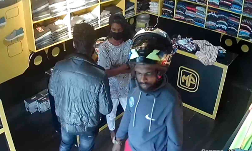 പട്ടാപ്പകൽ തുണിക്കടയിൽ മോഷണം