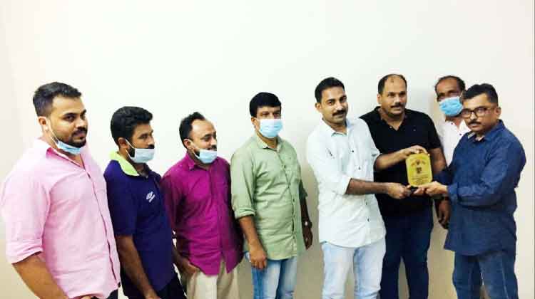 ജ​ലീ​ൽ കൊ​ള​ക്കാ​ട​ന് ജി​ദ്ദ ന​വോ​ദ​യ അ​നാ​കി​ഷ് ഏ​രി​യ യാ​ത്ര​യ​യ​പ്പ് ന​ൽ​കി