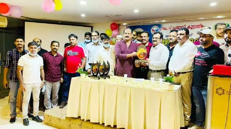 എം​ബ​സി ഉ​ദ്യോ​ഗ​സ്ഥ​ൻ അ​നി​ൽ​കു​മാ​റി​ന്​ യാ​ത്ര​യ​യ​പ്പ് ന​ൽ​കി