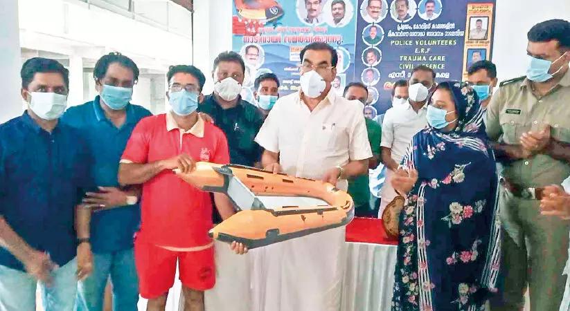 വ്യാ​പാ​രി​ക​ൾ ഒ​ന്നി​ച്ചു; ര​ക്ഷാ​ബോ​ട്ട് നാ​ടി​ന് സ​മ​ർ​പ്പി​ച്ചു