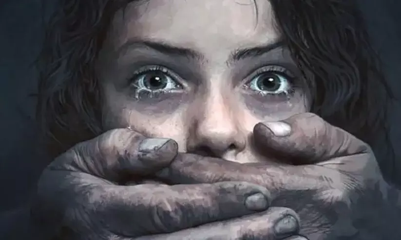 15 കാരിയെ മുത്തച്ഛൻ പീഡിപ്പിച്ച കേസിൽ കൈക്കൂലി വാങ്ങിയ വനിത പൊലീസുകാർക്ക് സസ്പെൻഷൻ 15 കാരിയെ മുത്തച്ഛൻ പീഡിപ്പിച്ച കേസിൽ കൈക്കൂലി വാങ്ങിയ വനിത പൊലീസുകാർക്ക് സസ്പെൻഷൻ