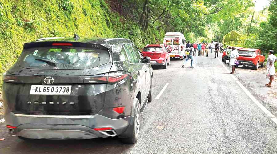 കുടകിൽ അപ്രതീക്ഷിത കർഫ്യൂ; വലഞ്ഞത് മലയാളി യാ​ത്രക്കാർ