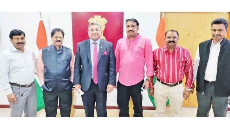 ട്രാ​ക്ക്​ കേ​ന്ദ്ര ക​മ്മി​റ്റി ഭാ​ര​വാ​ഹി​ക​ൾ അം​ബാ​സ​ഡ​റെ സ​ന്ദ​ർ​ശി​ച്ചു