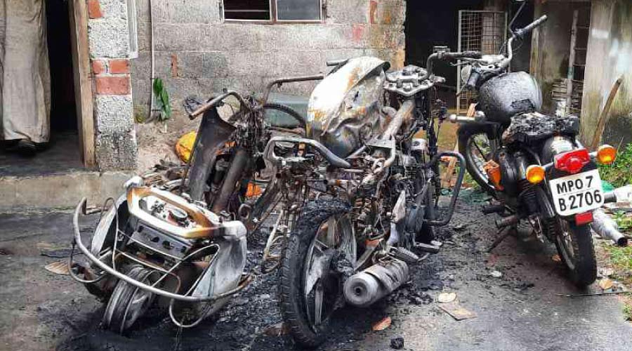 ആറ് വാഹനങ്ങൾ അക്രമിസംഘം നശിപ്പിച്ചു ആറ് വാഹനങ്ങൾ അക്രമിസംഘം നശിപ്പിച്ചു