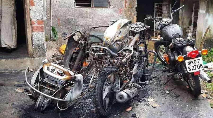 ആറ് വാഹനങ്ങൾ അക്രമിസംഘം നശിപ്പിച്ചു ആറ് വാഹനങ്ങൾ അക്രമിസംഘം നശിപ്പിച്ചു