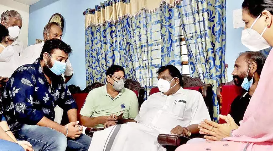 വാക്കു പാലിച്ച് ആൻറണി രാജു വിസ്മയയുടെ വീട്ടിലെത്തി വാക്കു പാലിച്ച് ആൻറണി രാജു വിസ്മയയുടെ വീട്ടിലെത്തി