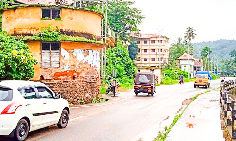 മുണ്ടക്കയം ബൈപാസിൽ അപകടക്കെണിയായി ജലസംഭരണി മുണ്ടക്കയം ബൈപാസിൽ അപകടക്കെണിയായി ജലസംഭരണി