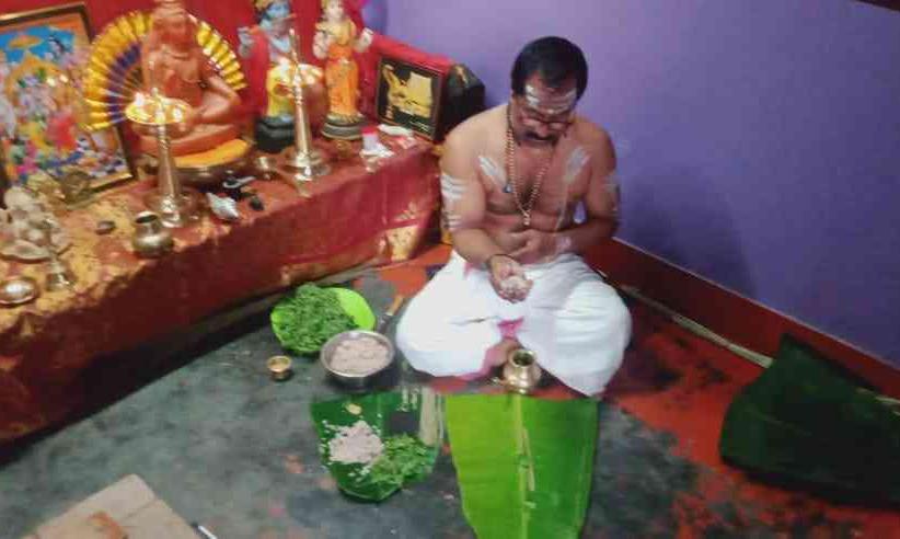 കർക്കിടക വാവ് ബലിതർപ്പണം വീടുകളിലൊതുക്കി കർക്കിടക വാവ് ബലിതർപ്പണം വീടുകളിലൊതുക്കി