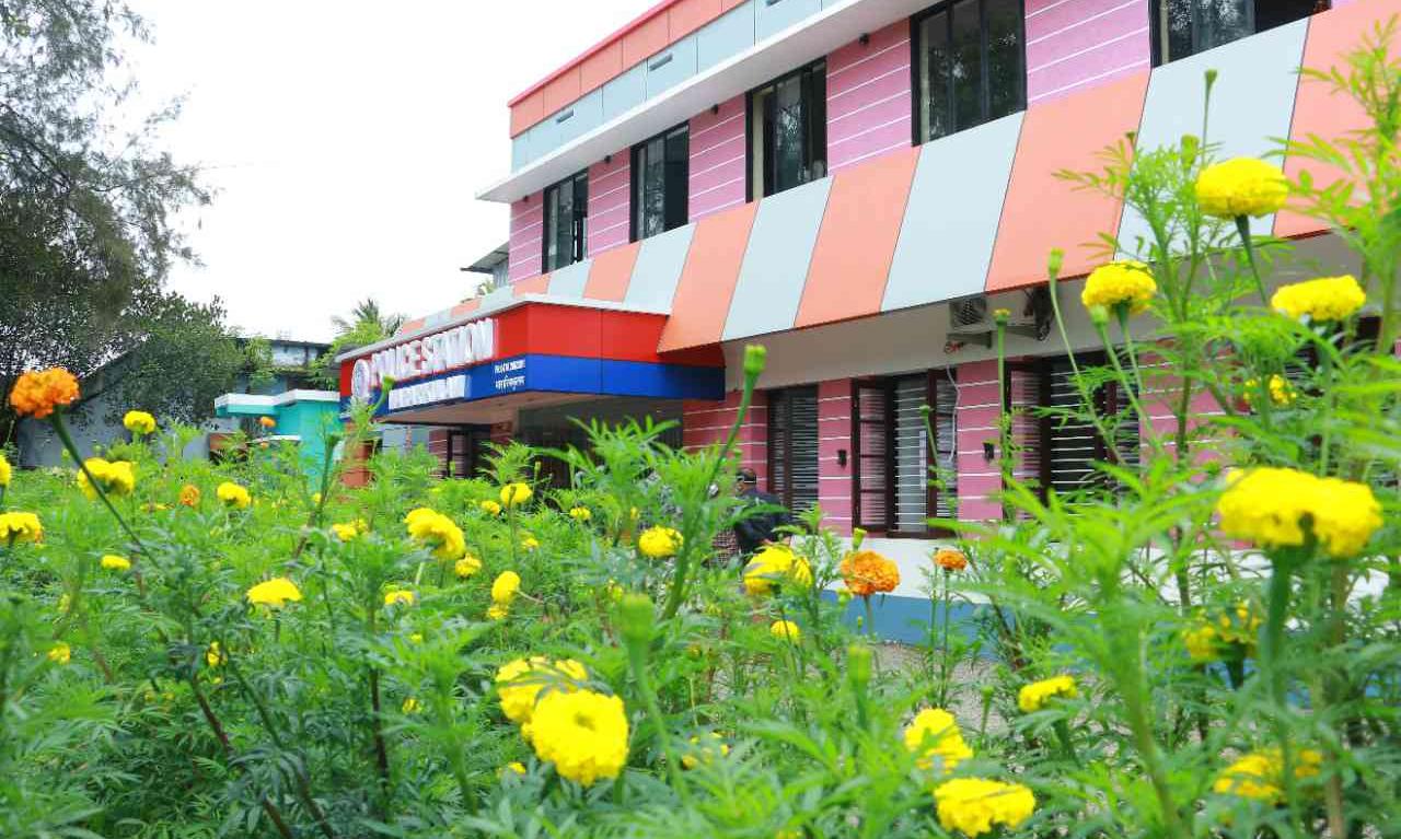 പൊലീസ്​ സ്​റ്റേഷനിൽ ചെണ്ടുമല്ലി തോട്ടമൊരുക്കി പൊലീസുകാരും കർഷകരും