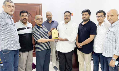 മീ​ഡി​യ​വ​ൺ മാ​ർ​ക്ക​റ്റി​ങ് മാ​നേ​ജ​ർ റി​ജോ ഇ​സ്​​മ​യി​ലി​ന് യാ​ത്ര​യ​യ​പ്പ് ന​ൽ​കി