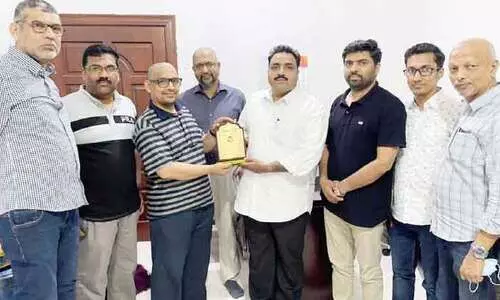 മീ​ഡി​യ​വ​ൺ മാ​ർ​ക്ക​റ്റി​ങ് മാ​നേ​ജ​ർ റി​ജോ ഇ​സ്​​മ​യി​ലി​ന് യാ​ത്ര​യ​യ​പ്പ് ന​ൽ​കി