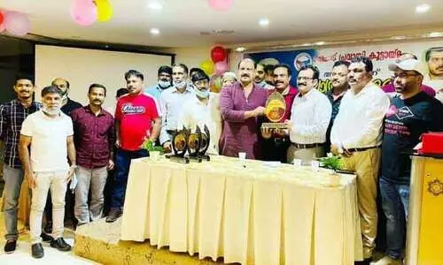 എം​ബ​സി ഉ​ദ്യോ​ഗ​സ്ഥ​ൻ അ​നി​ൽ​കു​മാ​റി​ന്​ യാ​ത്ര​യ​യ​പ്പ് ന​ൽ​കി