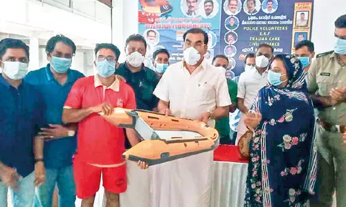 വ്യാ​പാ​രി​ക​ൾ ഒ​ന്നി​ച്ചു; ര​ക്ഷാ​ബോ​ട്ട് നാ​ടി​ന് സ​മ​ർ​പ്പി​ച്ചു