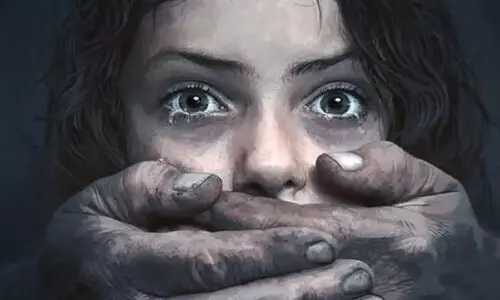 15 കാരിയെ മുത്തച്ഛൻ പീഡിപ്പിച്ച കേസിൽ കൈക്കൂലി വാങ്ങിയ വനിത പൊലീസുകാർക്ക്​ സസ്​പെൻഷൻ