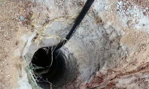 കളിക്കുന്നതിനിടെ കുഴല്‍ക്കിണറില്‍ വീണ മൂന്നു വയസ്സുകാരിക്ക് ദാരുണാന്ത്യം