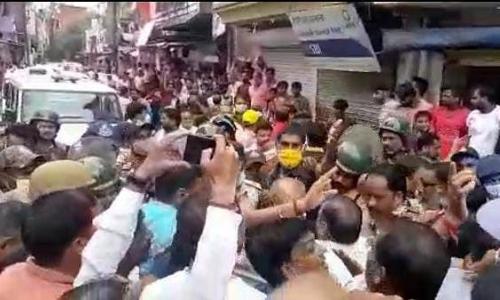 പ്രളയ സ്ഥലം സന്ദർശിക്കാനെത്തിയ കേന്ദ്രമന്ത്രിക്ക്​ നേരെ ചളിയേറ്​; ചൂലുയർത്തി സ്​ത്രീകൾ VIDEO