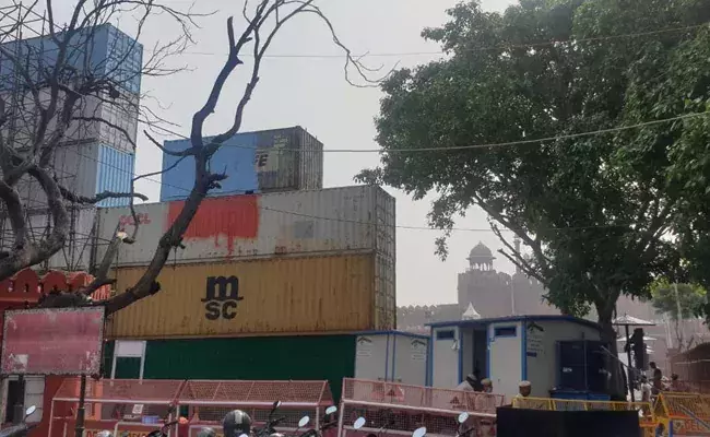 ചെ​േങ്കാട്ടക്ക്​​ സുരക്ഷക്ക്​ കണ്ടയ്​നറുകളുമായി ഡൽഹി പൊലീസ്​