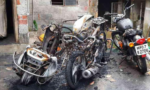 ആറ്​ വാഹനങ്ങൾ അക്രമിസംഘം നശിപ്പിച്ചു