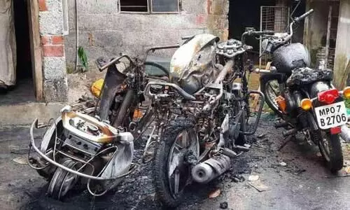 ആറ്​ വാഹനങ്ങൾ അക്രമിസംഘം നശിപ്പിച്ചു