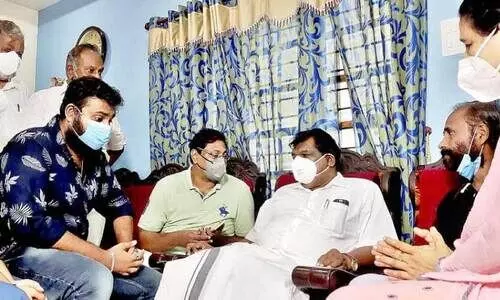 വാക്കു പാലിച്ച്​ ആൻറണി രാജു വിസ്​മയയുടെ വീട്ടിലെത്തി