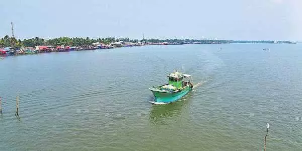 കടലിൽ നിയമലംഘനമേറെ; നിസ്സഹായരായി ഫിഷറീസ്​ വകുപ്പ്​