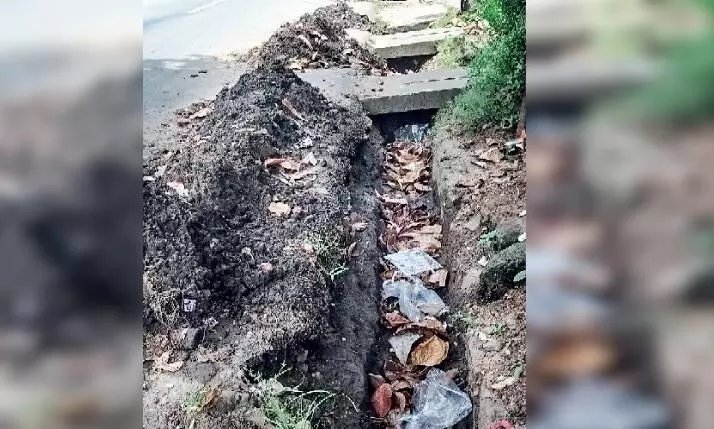 ഓടകളുടെ ശുചീകരണം: തദ്ദേശ സ്ഥാപനങ്ങളും പൊതുമരാമത്ത് വകുപ്പും രണ്ടുതട്ടിൽ ഓടകളുടെ ശുചീകരണം: തദ്ദേശ സ്ഥാപനങ്ങളും പൊതുമരാമത്ത് വകുപ്പും രണ്ടുതട്ടിൽ