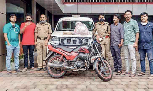 നി​ല​മ്പൂ​രി​ൽ വീ​ണ്ടും ക​ഞ്ചാ​വ് വേ​ട്ട; ബൈ​ക്കി​ൽ ക​ട​ത്തി​യ 6.33 കി​ലോ പി​ടി​കൂ​ടി