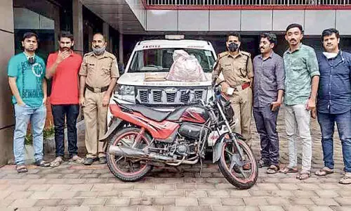 നി​ല​മ്പൂ​രി​ൽ വീ​ണ്ടും ക​ഞ്ചാ​വ് വേ​ട്ട; ബൈ​ക്കി​ൽ ക​ട​ത്തി​യ 6.33 കി​ലോ പി​ടി​കൂ​ടി