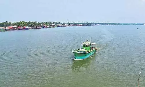 കടലിൽ നിയമലംഘനമേറെ; നിസ്സഹായരായി ഫിഷറീസ്​ വകുപ്പ്​