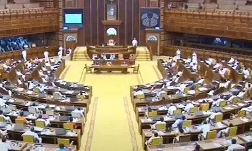 ബജറ്റ് ചർച്ച: പ്ലെക്കാർഡുമായി പ്രതിപക്ഷം സഭയിലെത്തി, പ്രതിഷേധം കനക്കും