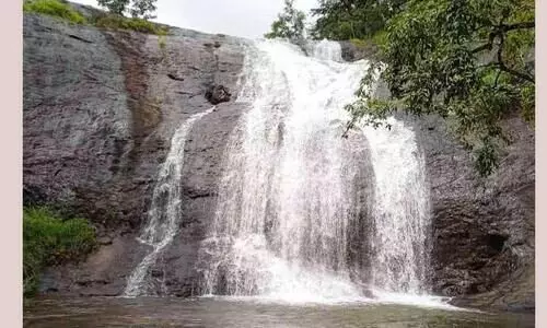 കാഴ്ചക്കാരുടെ മനംകവര്‍ന്ന് പലകപ്പാറ വെള്ളച്ചാട്ടം
