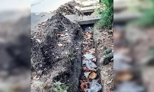 ഓടകളുടെ ശുചീകരണം: തദ്ദേശ സ്ഥാപനങ്ങളും പൊതുമരാമത്ത് വകുപ്പും രണ്ടുതട്ടിൽ ഓടകളുടെ ശുചീകരണം: തദ്ദേശ സ്ഥാപനങ്ങളും പൊതുമരാമത്ത് വകുപ്പും രണ്ടുതട്ടിൽ