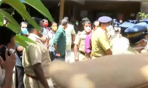 ശ്രീറാം വെങ്കിട്ടരാമന്‍റെ ദൃശ്യം പകർത്തിയതിന് മാധ്യമപ്രവർത്തകരെ അഭിഭാഷകർ കൈയേറ്റം ചെയ്തു