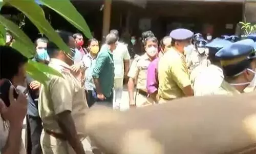 ശ്രീറാം വെങ്കിട്ടരാമന്‍റെ ദൃശ്യം പകർത്തിയതിന് മാധ്യമപ്രവർത്തകരെ അഭിഭാഷകർ കൈയേറ്റം ചെയ്തു