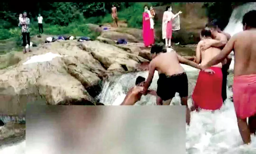 ചിറയിൽ ഒഴുക്കിൽപെട്ടവർക്ക് രക്ഷകരായി ട്രോമാകെയർ