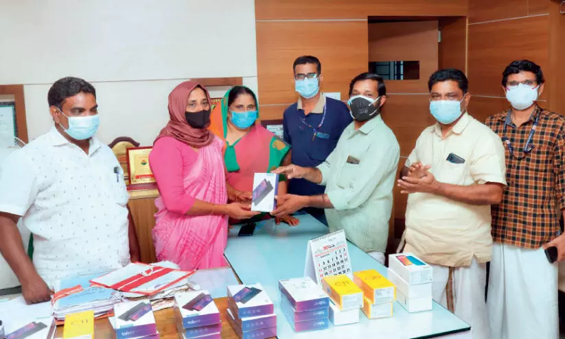 കൂ​ടെ​യു​ണ്ട് മ​ഞ്ചേ​രി ബോ​യ്സ് ഡി​ജി​റ്റ​ൽ ലൈ​ബ്ര​റി  പ​ദ്ധ​തി​ക്ക് തു​ട​ക്കം