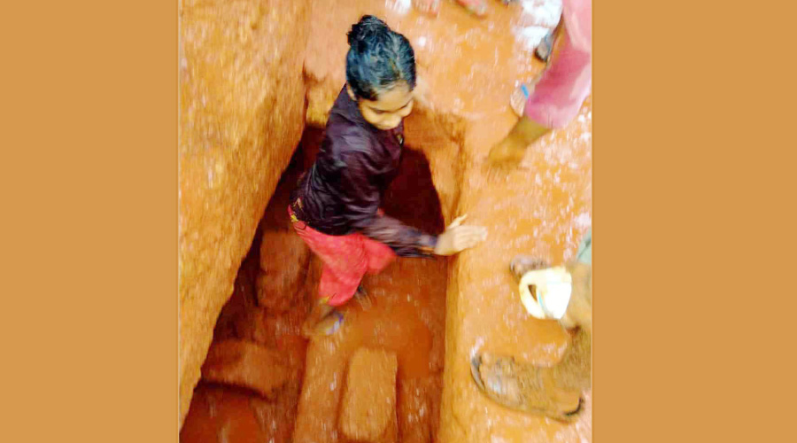 കാരയാട് കണ്ടെത്തിയത് മഹാശിലായുഗത്തിലെ ശവക്കല്ലറ കാരയാട് കണ്ടെത്തിയത് മഹാശിലായുഗത്തിലെ ശവക്കല്ലറ