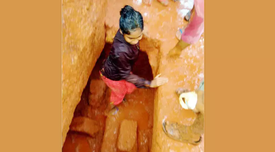 കാരയാട് കണ്ടെത്തിയത് മഹാശിലായുഗത്തിലെ ശവക്കല്ലറ കാരയാട് കണ്ടെത്തിയത് മഹാശിലായുഗത്തിലെ ശവക്കല്ലറ