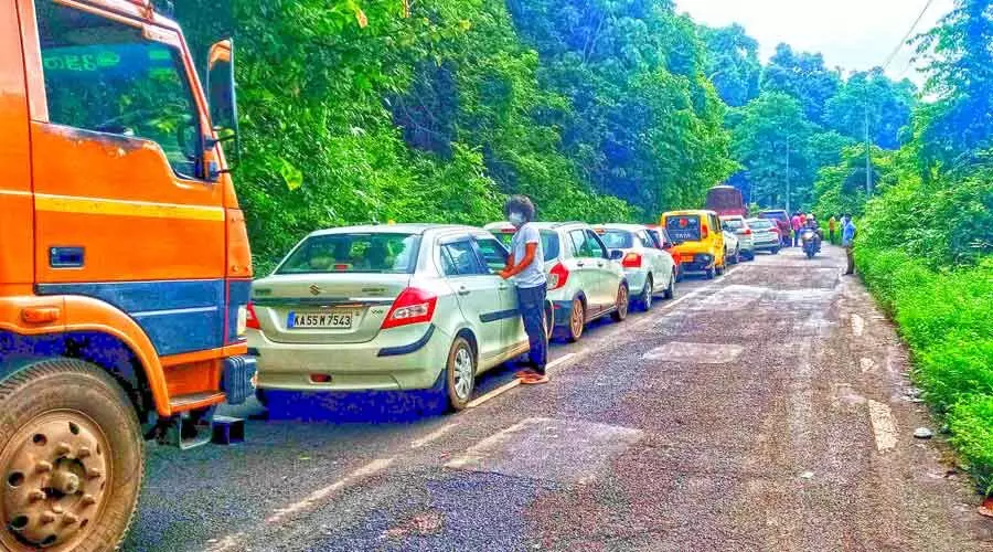 കർണാടക അയയുന്നില്ല:  അതിർത്തി കടക്കൽ  ക്ലേശകരം