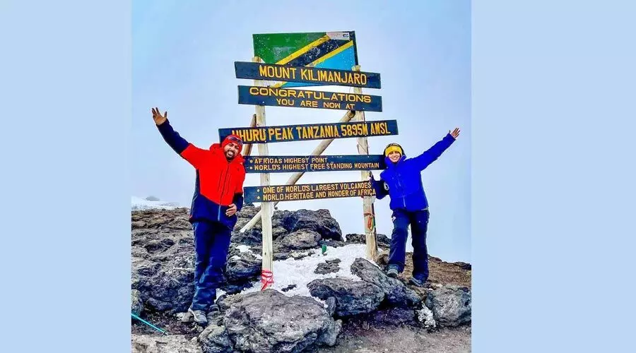 ആഫ്രിക്കയിലെ കിളിമഞ്ചാരോ കീഴടക്കി കണ്ണൂർ സ്വദേശികളായ ദമ്പതികൾ ആഫ്രിക്കയിലെ കിളിമഞ്ചാരോ കീഴടക്കി കണ്ണൂർ സ്വദേശികളായ ദമ്പതികൾ