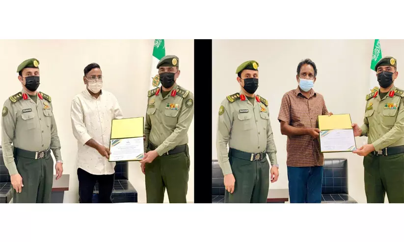 അഷ്റഫ് കുറ്റിച്ചലിനും ബിജു കെ. നായർക്കും അബഹ തർഹീൽ മേധാവി കേണൽ മുഹമ്മദ് മാനഹ് അൽ ഖഹ്ത്വാനി അനുമോദനപത്രം സമ്മാനിക്കുന്നു അഷ്റഫ് കുറ്റിച്ചലിനും ബിജു കെ. നായർക്കും അബഹ തർഹീൽ മേധാവി കേണൽ മുഹമ്മദ് മാനഹ് അൽ ഖഹ്ത്വാനി അനുമോദനപത്രം സമ്മാനിക്കുന്നു