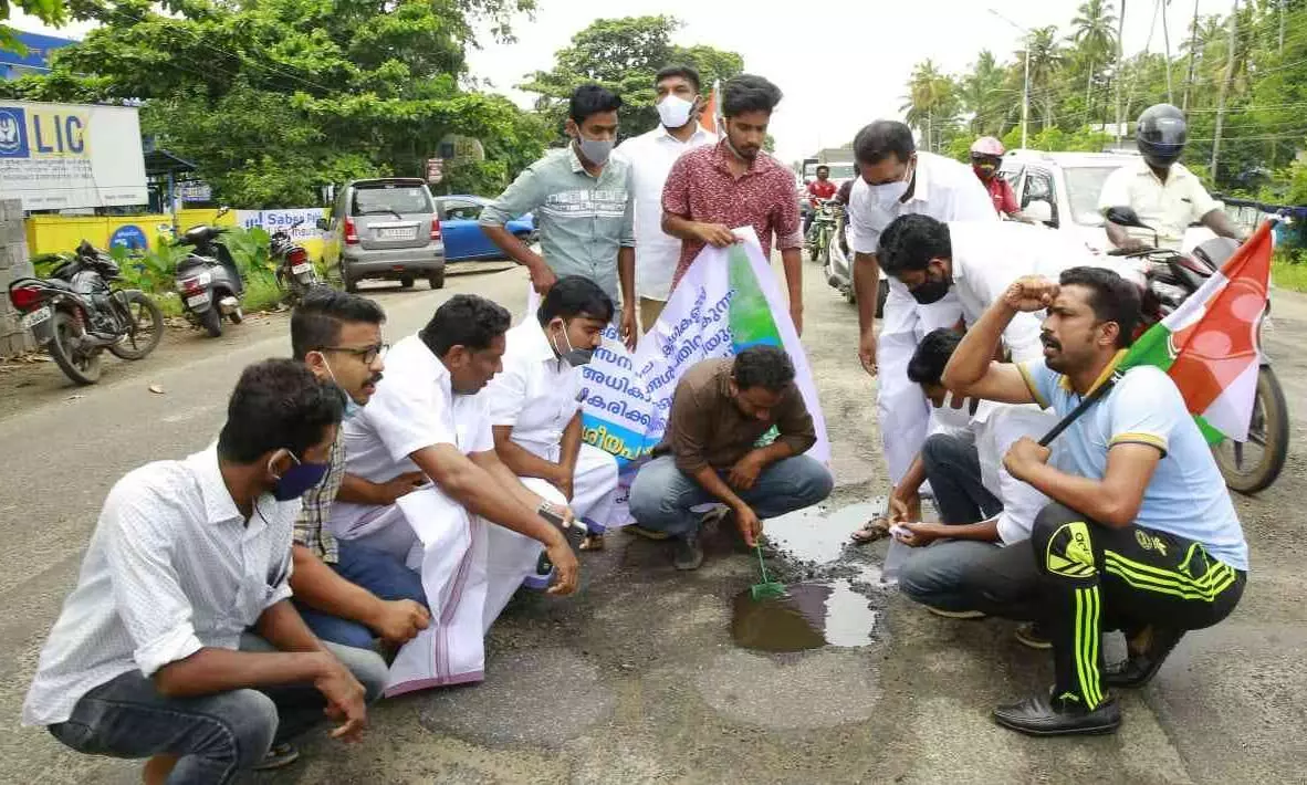 ദേശീയപാതയിലെ കുഴിയിൽ മത്സ്യ കൃഷിയുമായി യൂത്ത് കോൺഗ്രസ്