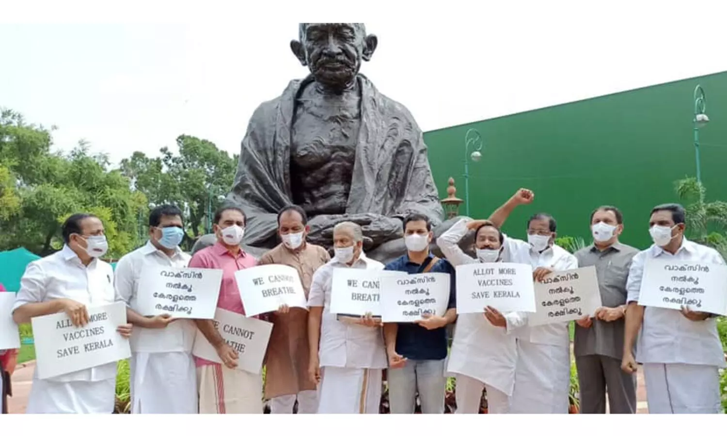 കേരളത്തിലെ വാക്സിൻ ക്ഷാമം: പാർലമെൻറ്​ വളപ്പിൽ യു.ഡി.എഫ്​ എം.പിമാരുടെ​ പ്രതിഷേധം