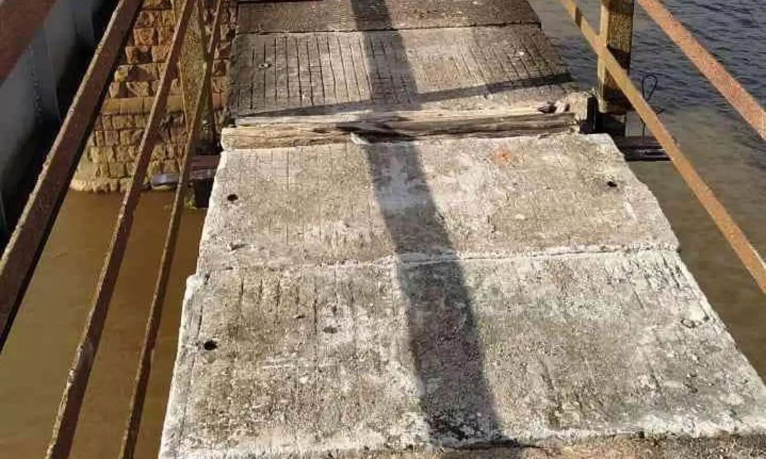 തുരുത്ത് നടപ്പാലത്തിലെ തകർന്ന സ്ലാബുകൾ മാറ്റി; ഭീതി വിട്ടുമാറാതെ നാട്ടുകാർ