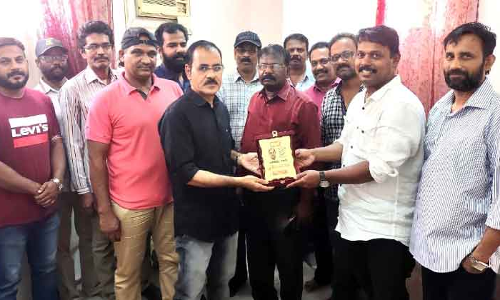 അ​ബ്​​ദു​ല്ല​ക്ക്​ കേ​ളി യാ​ത്ര​യ​യ​പ്പ് ന​ൽ​കി