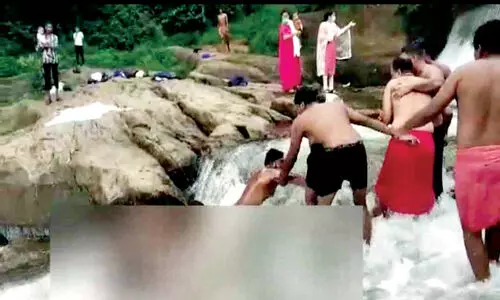 ചിറയിൽ ഒഴുക്കിൽപെട്ടവർക്ക് രക്ഷകരായി ട്രോമാകെയർ