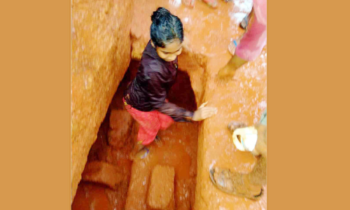 കാരയാട് കണ്ടെത്തിയത് മഹാശിലായുഗത്തിലെ ശവക്കല്ലറ കാരയാട് കണ്ടെത്തിയത് മഹാശിലായുഗത്തിലെ ശവക്കല്ലറ