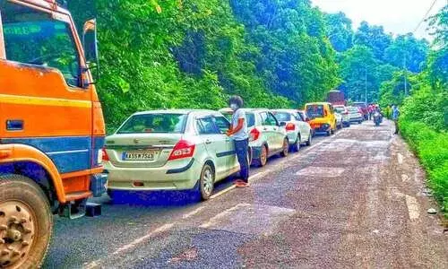 കർണാടക അയയുന്നില്ല:  അതിർത്തി കടക്കൽ  ക്ലേശകരം